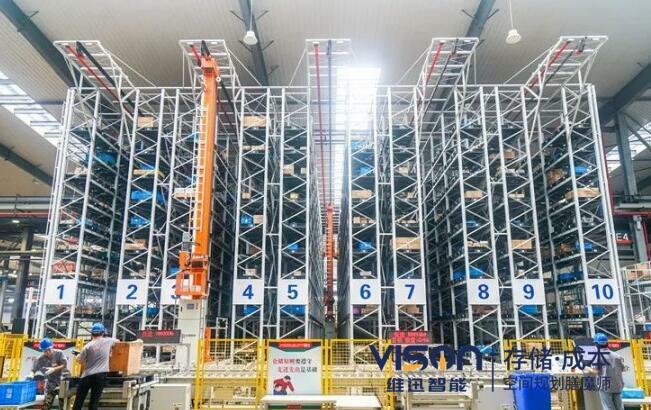 智能倉儲(chǔ)中心的核心功能是什么? 在現(xiàn)代物流和供應(yīng)鏈管理中,智能倉儲(chǔ)中心已成為提升效率和競爭力的關(guān)鍵環(huán)節(jié)。作為一名深耕自動(dòng)化領(lǐng)域10余年的倉儲(chǔ)規(guī)劃師,我將從技術(shù)角度解析智能倉儲(chǔ)中心的核心功能,并結(jié)合實(shí)際應(yīng)用場景為企業(yè)提供優(yōu)化建議。  一、智能倉儲(chǔ)中心的定義 智能倉儲(chǔ)中心是基于自動(dòng)化設(shè)備與信息化系統(tǒng)構(gòu)建的綜合性倉儲(chǔ)解決方案,融合了物聯(lián)網(wǎng)(IoT)、人工智能(AI)、大數(shù)據(jù)分析和機(jī)器人技術(shù),實(shí)現(xiàn)了對(duì)貨物