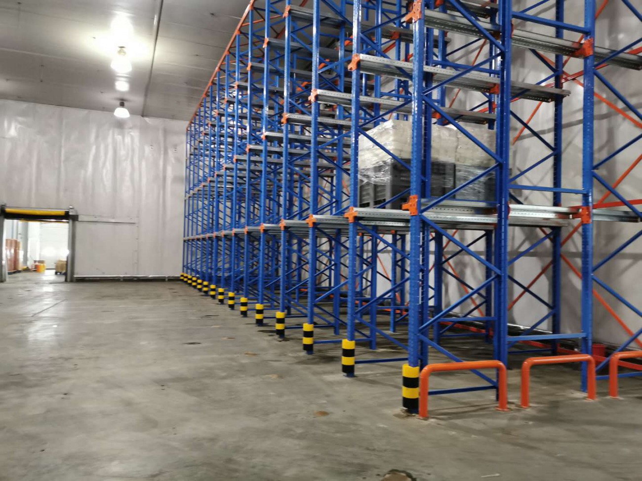 冷庫用什么貨架比較好?兩種類型貨架均可滿足