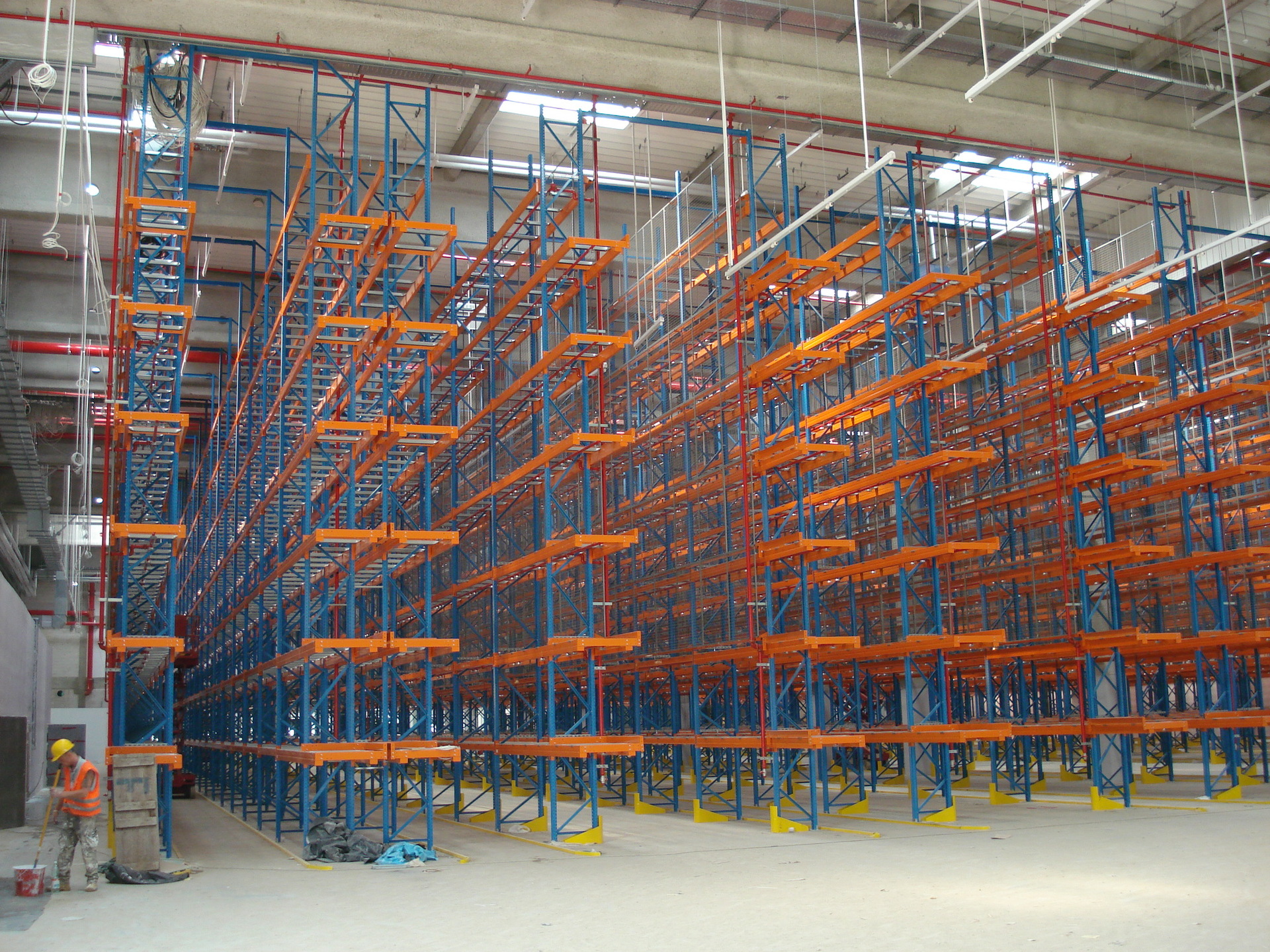 窄巷道貨架的設計邏輯